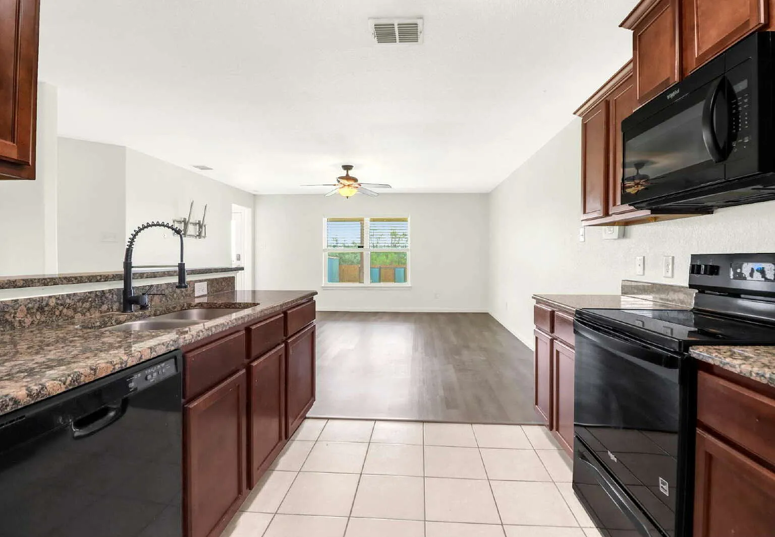 3 bed, 2.0 bath, 1404 sqft, $1,700 — Photo 4