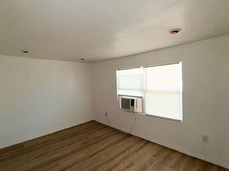 101 W 21st St #2 — Photo 8