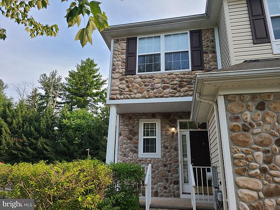 2nd image of 16 Scarlet Oak Dr