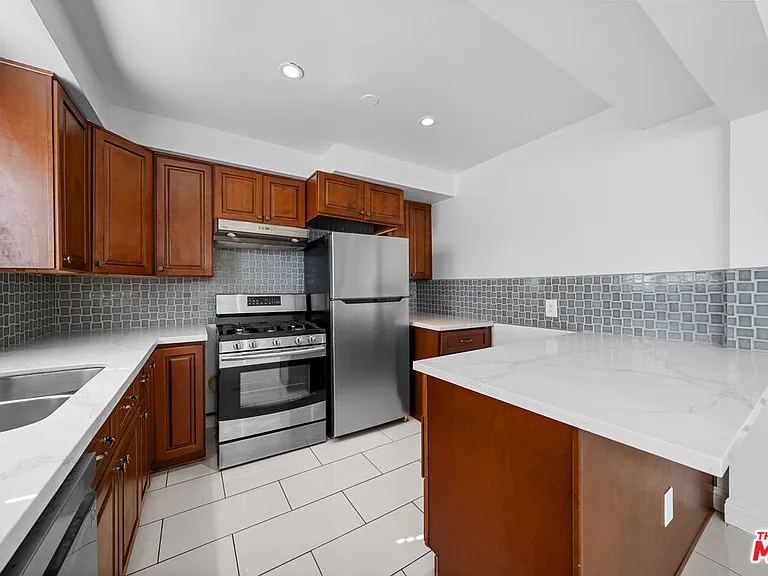 148 S Reeves Dr #4 — Photo 5