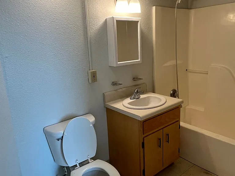 137 E Main St — Photo 9
