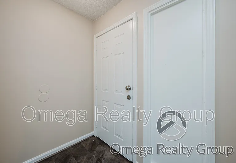 Camelot Apartments — Photo 62