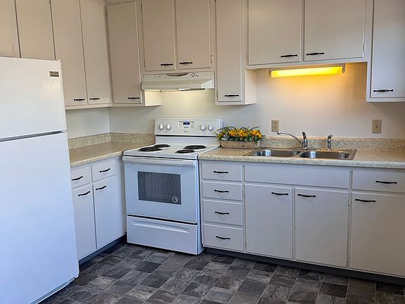 2nd image of 402 E St #3