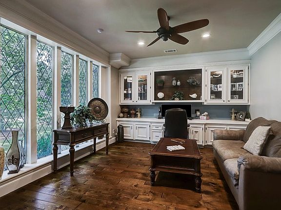 5th image of 2303 Lake Gardens Dr