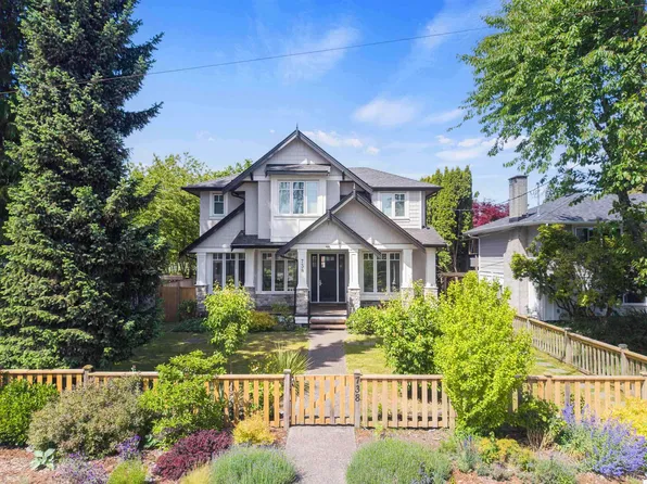 738 E 13th St, North Vancouver, BC V7L 2M7