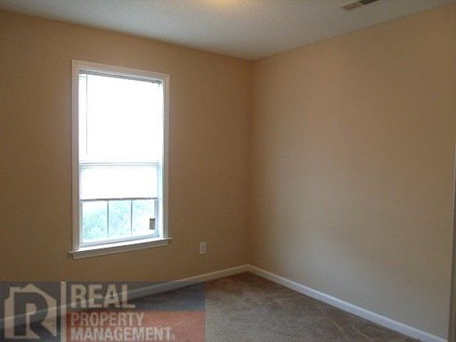 4th image of 4600 B Summit Ave