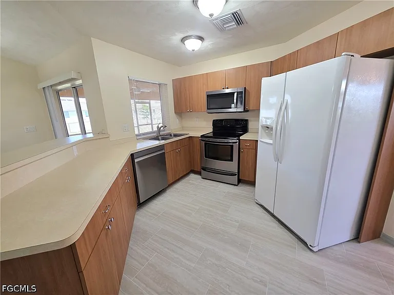 4614 SW 9th Pl — Photo 8