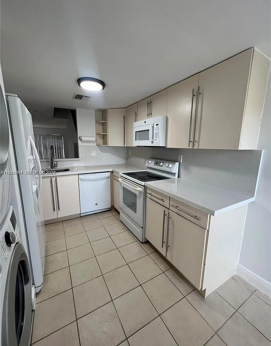 3 bed, 2.5 bath, 1800 sqft, $2,950 — Photo 3