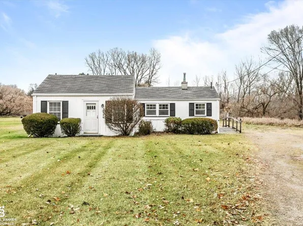 4546 Meadowlawn Dr, Fort Gratiot, MI 48059