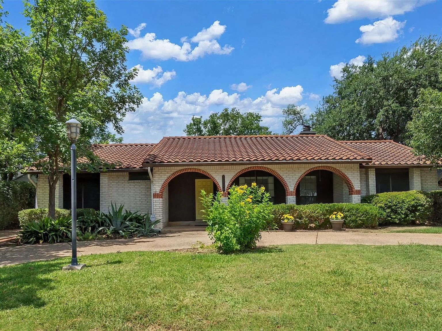 2 bed, 2.0 bath, 1767 sqft, $2,600 — Photo 1