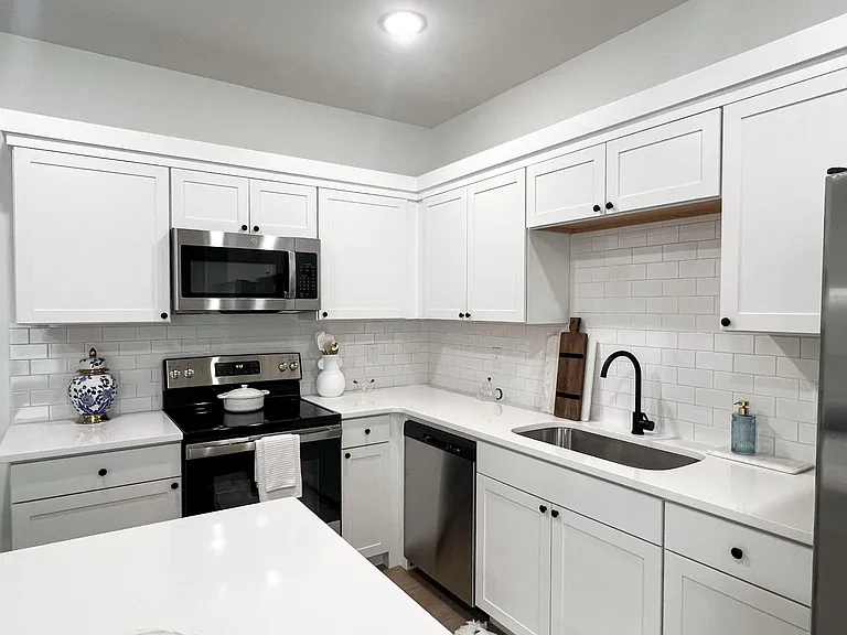 320 Hummingbird Ln — Photo 1