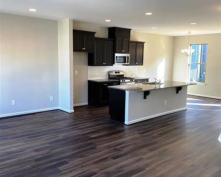 1015 Larabee Ln — Photo 9