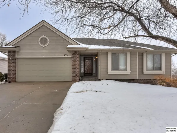 303 Fleetwood Dr, Papillion, NE 68133