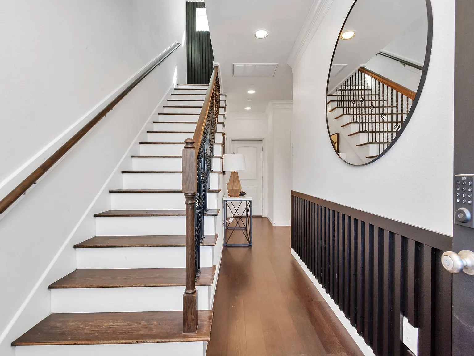3 bed, 3.5 bath, 2404 sqft, $3,500 — Photo 3