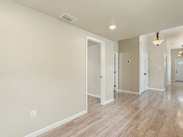 1025 Elliott Ave — Photo 13