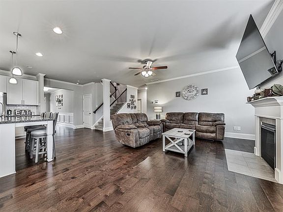 3rd image of 222 Orchard Trl
