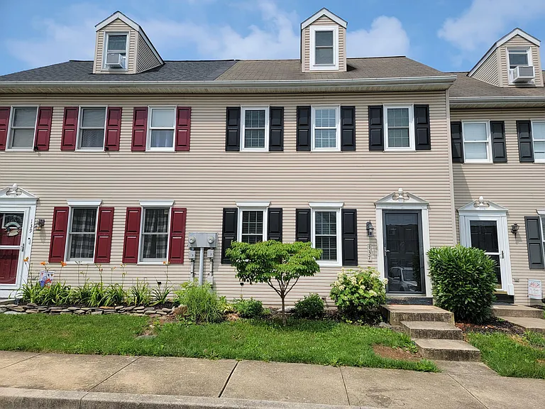137 Village Ct — Photo 2