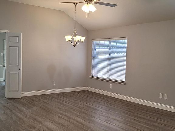 5th image of 2110 Fox Glove Ct