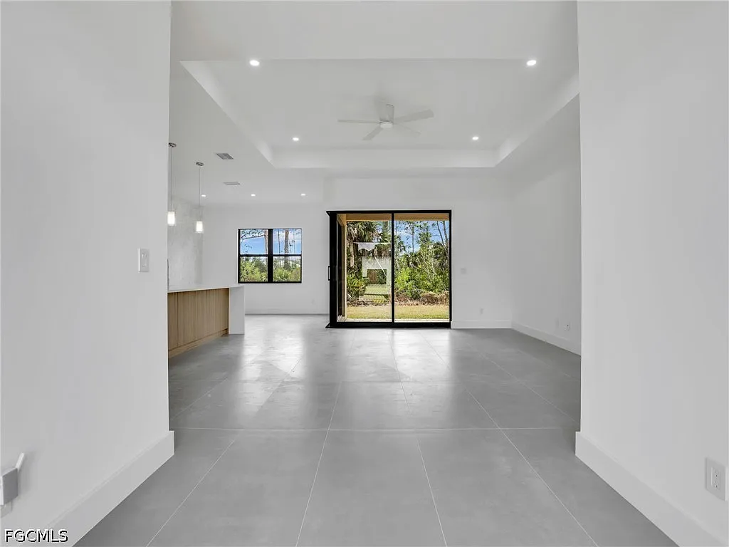 3 bed, 2.0 bath, 1831 sqft, $2,500 — Photo 2