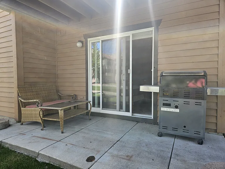 Bedroom 2 patio with Grill 2