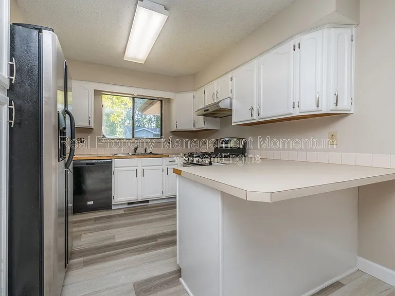 1913 S Broadway Ave — Photo 6