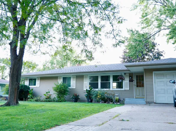 2819 Farrington St, Roseville, MN 55113