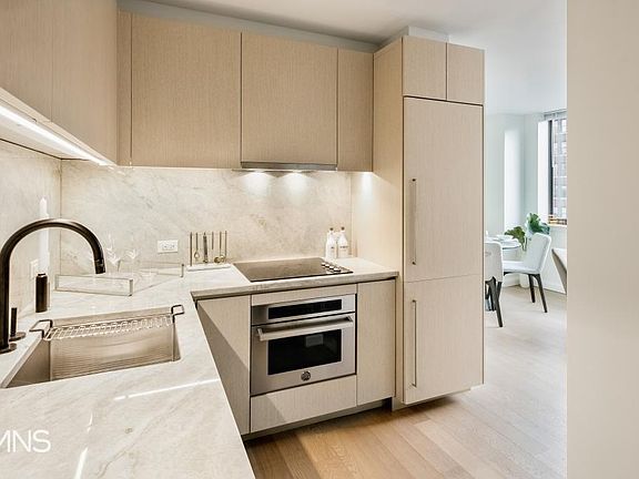 3rd image of 250 W 19th St APT 6F