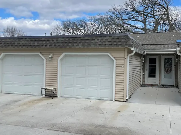 1900 Country Club Dr Unit 4, Okoboji, IA 51355