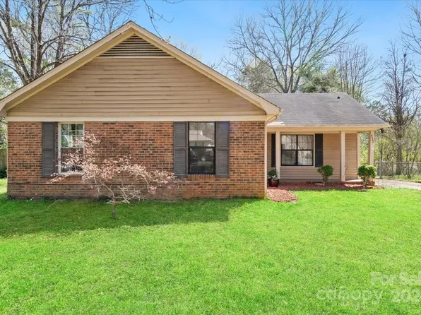 9300 Knotty Pine Cir, Charlotte, NC 28227