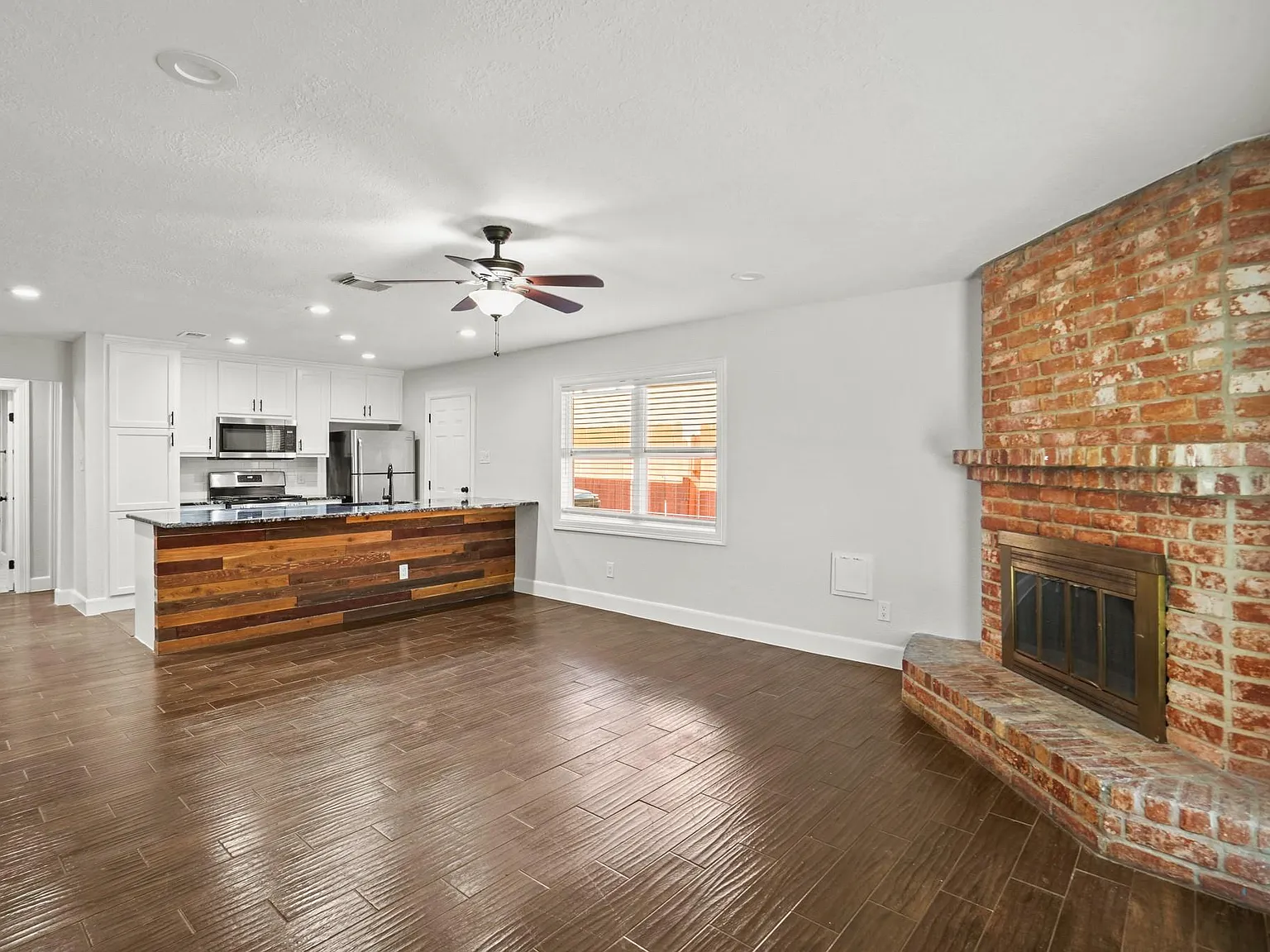 3 bed, 2.0 bath, 1476 sqft, $2,000 — Photo 3