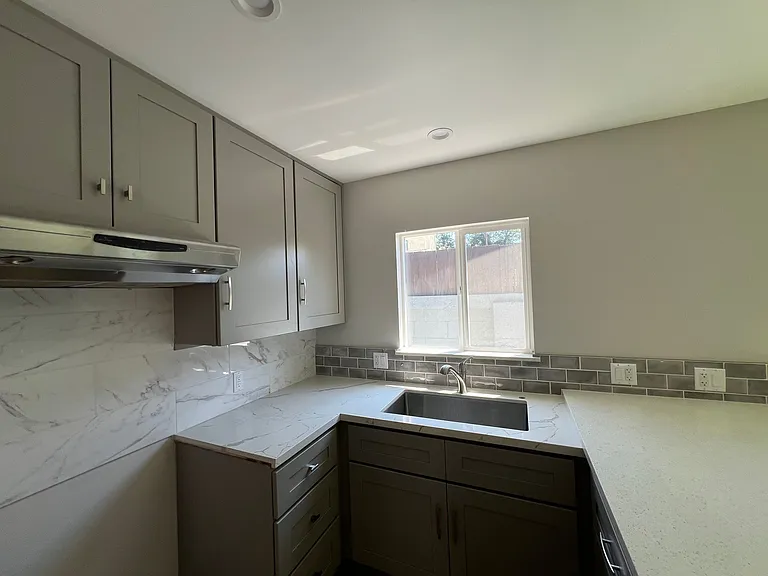 617 W 51st St #617 — Photo 5