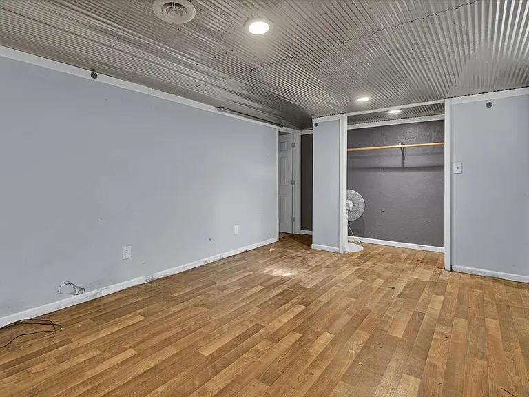 535 Wallace St — Photo 13