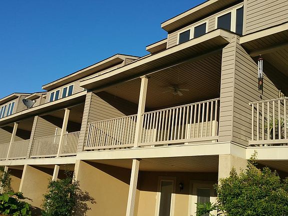Rear facade facing the Lagoon.