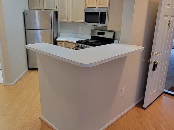 14313 Climbing Rose Way APT 102, Centreville, VA 20121