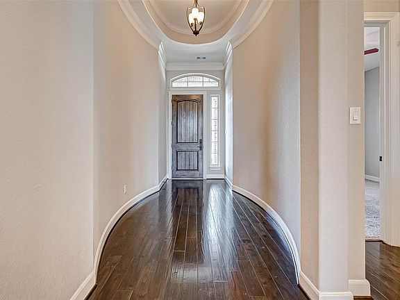 Wow, what an entrance! Dramatic oval foyer.