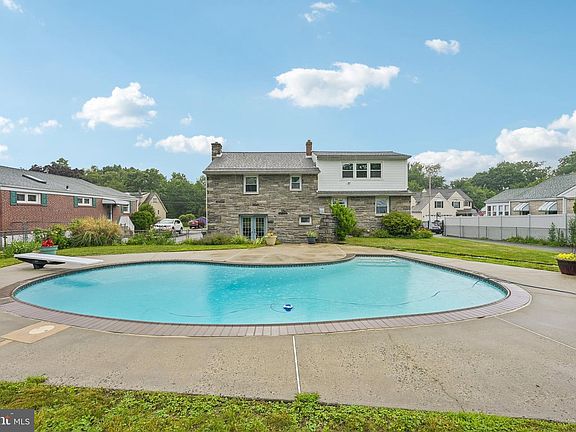 2nd image of 718 Agnes Ave