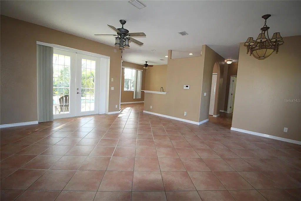 3 bed, 2.0 bath, 1576 sqft, $2,400 — Photo 4