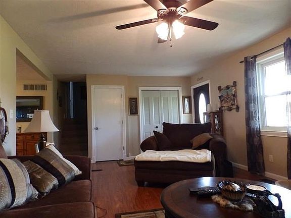 3rd image of 299 Laverne Ln