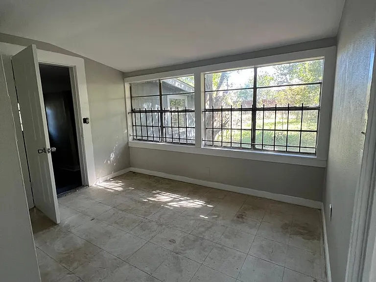 2413 Queens Hwy — Photo 6