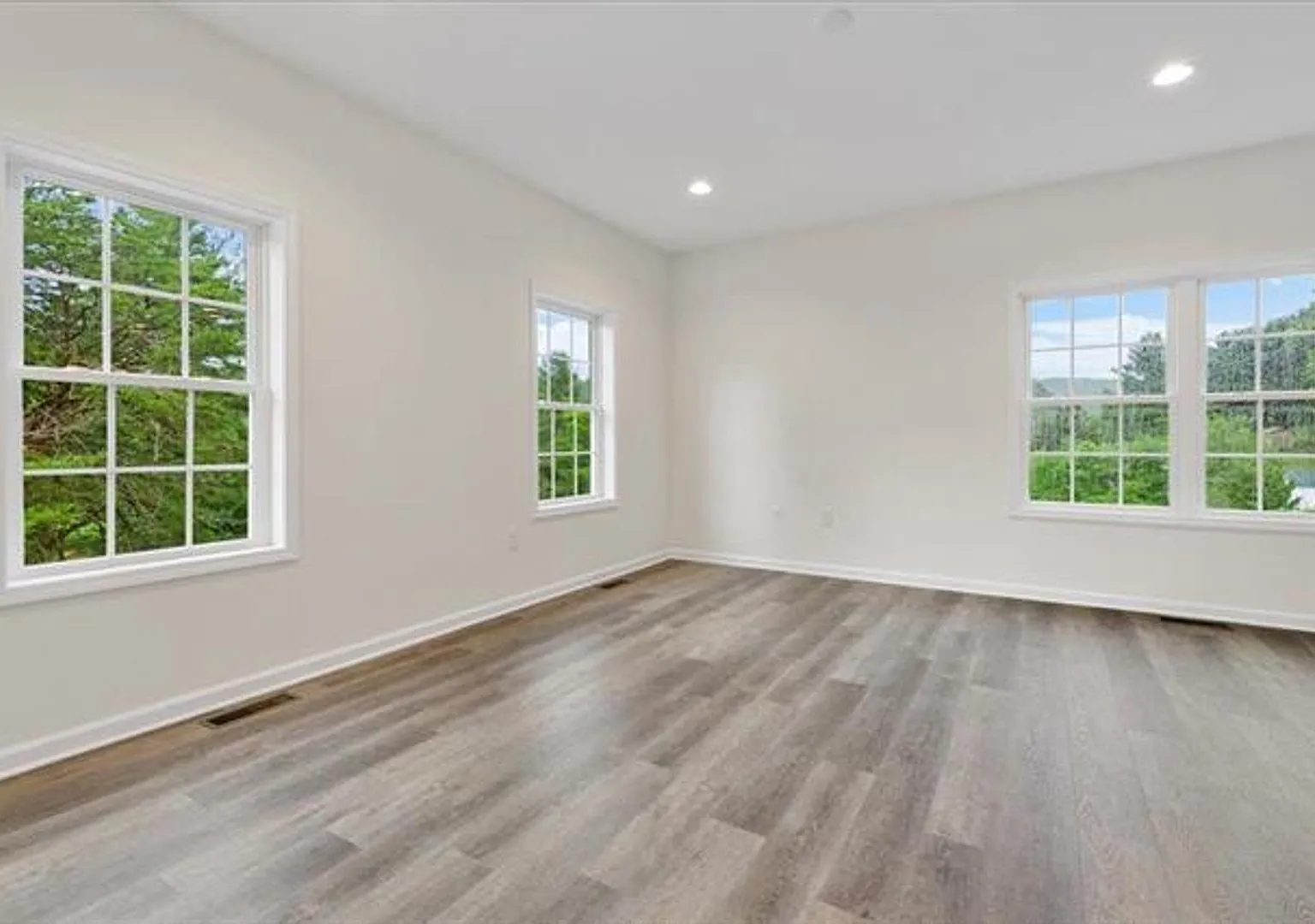 5 Bed 2.5 Bath Home Located In Blacksburg — Photo 3
