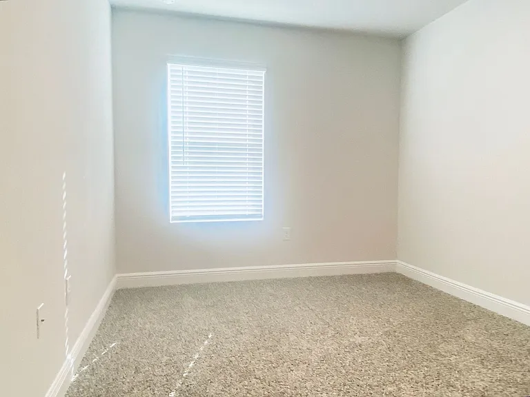 710 E Giese Ln — Photo 17
