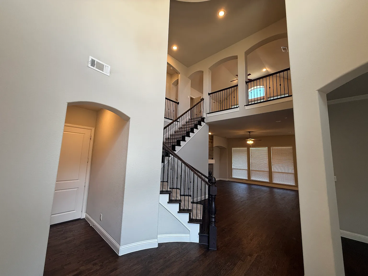 5 bed, 4331 sqft, $4,995 — Photo 4