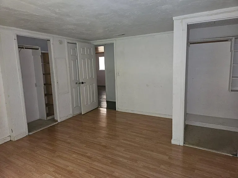 907 Neches St — Photo 19