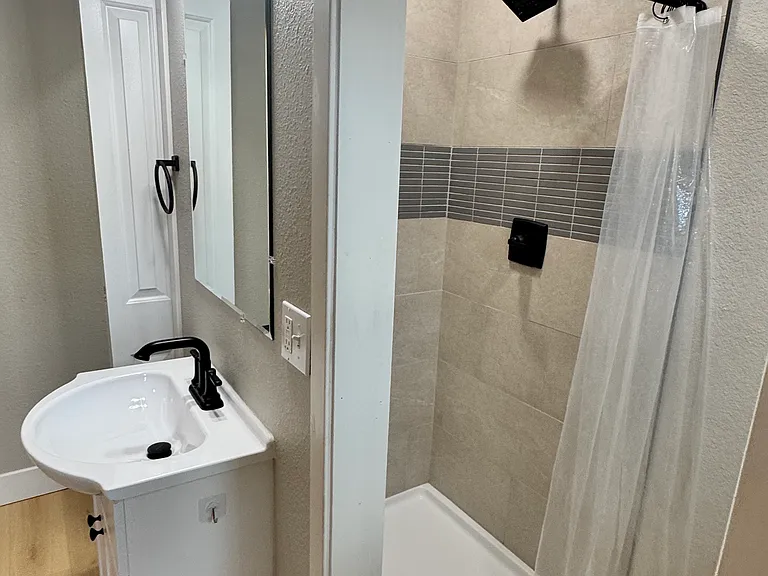 2959 S Elm St — Photo 24
