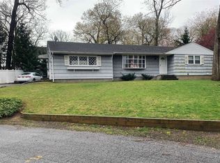 7 Maple Rd, Huntington Station, NY 11746