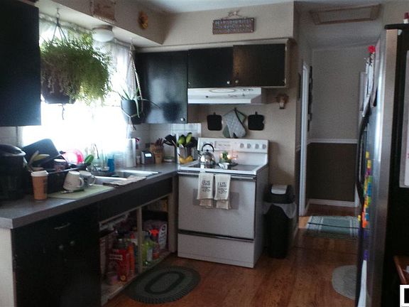 2nd image of 375 Aspen St