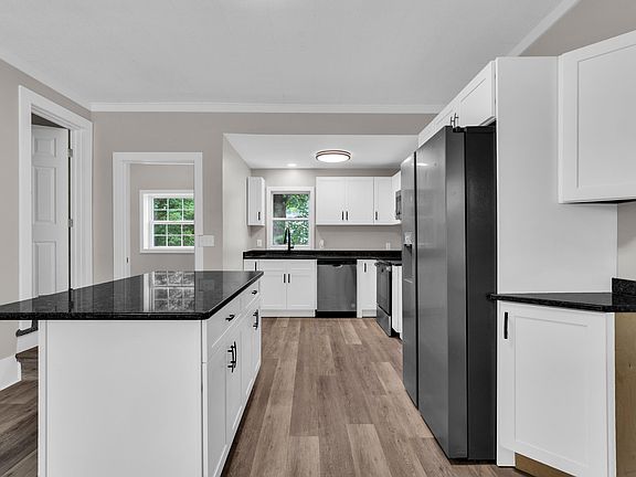 4th image of 252 Simpson St