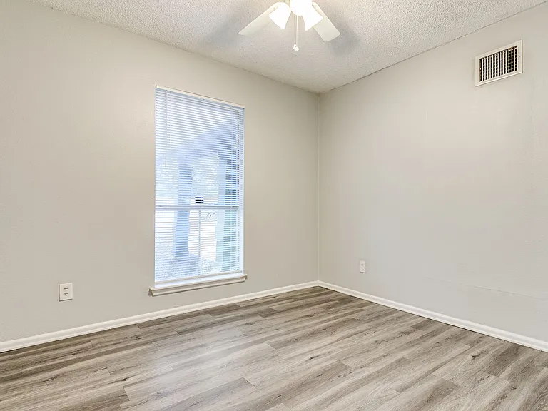 13226 Chesterton Dr — Photo 15