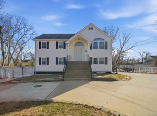 56 Park Ln, Medford, NY 11763