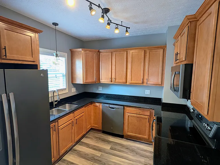 239 Bachtel St SE — Photo 9